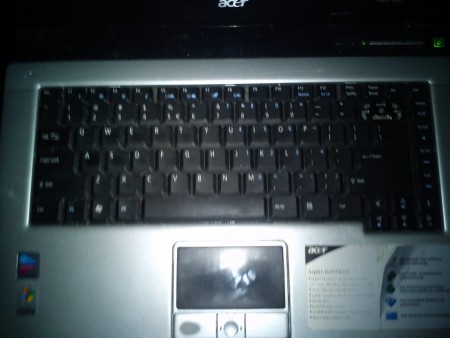ena apo ta laptop gia service